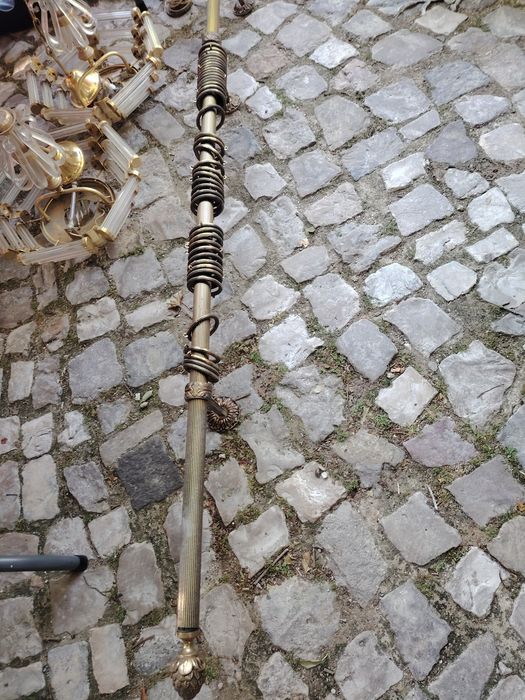 Suporte de cortinado composto por varão, terminais argolas e fixadores  tudo em latão
