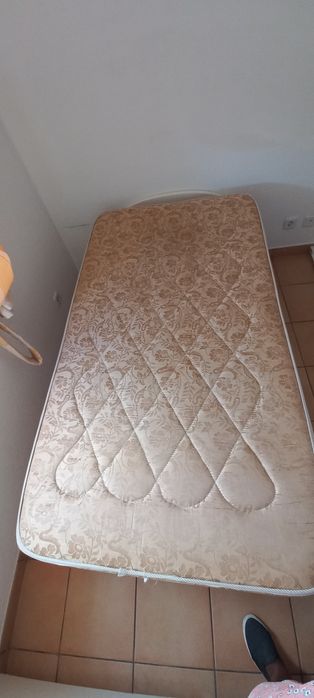 Cama de 1 pessoa  com estrado e  colchão. Oportunidade única...