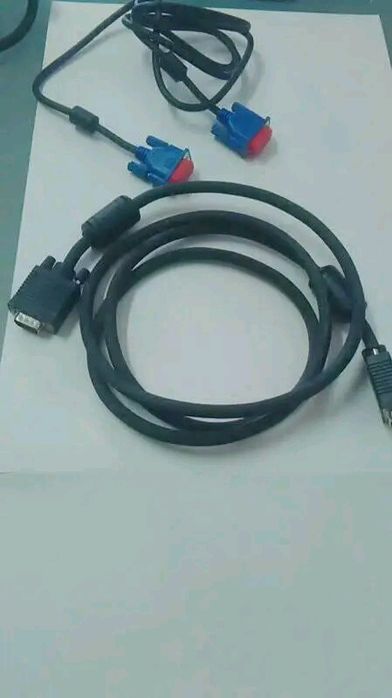um saco de cabos VGA e DVI.  cabos de som etc 20 euros para