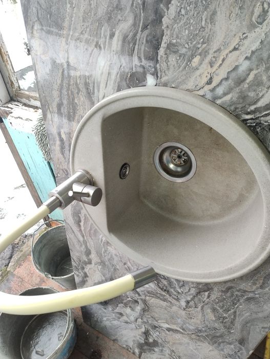 Продаю кухонну столешню..