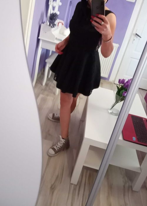 Czarna sukienka z koronką.