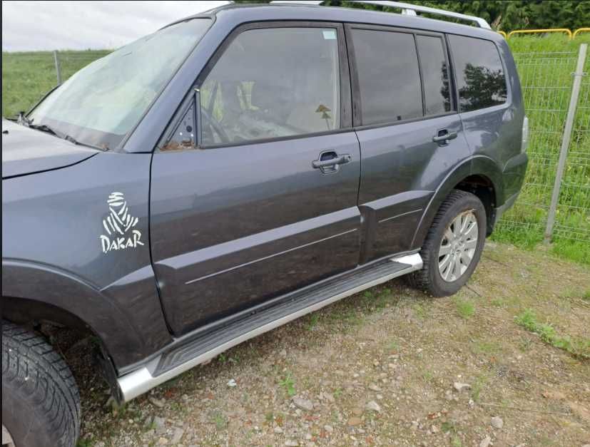Mitsubishi Pajero  IV 2009 rok lampa drzwi maska błotnik