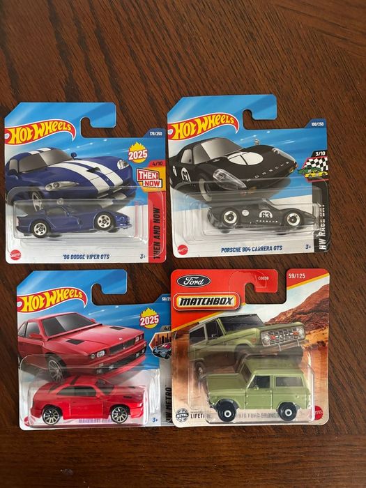 Hot Wheels Premium + Base, Matchbox