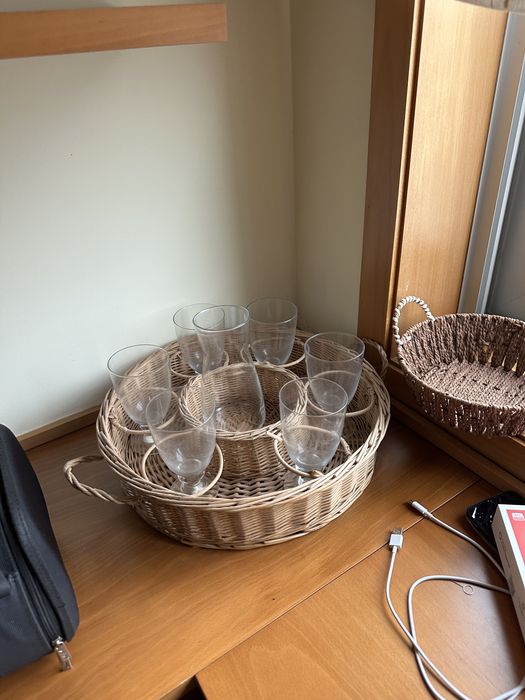Cesto com 6 copos e jarra