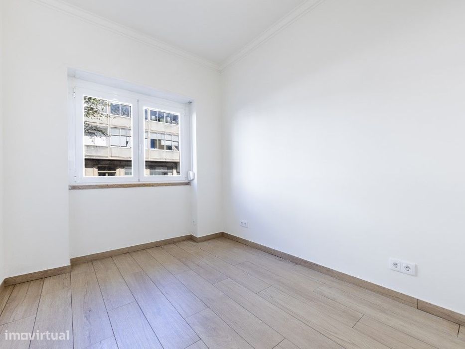 T2 Totalmente Remodelado na Damaia | Junto às Portas de Benfica
