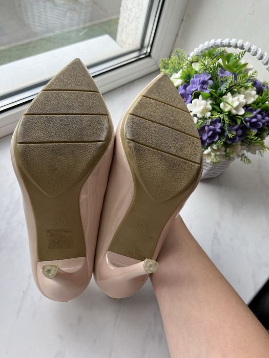 Бежеві туфлі 37 розміру