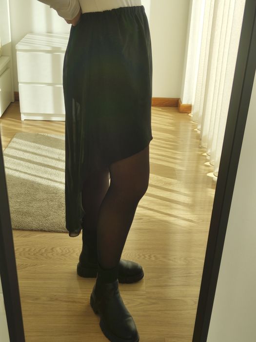 Saia preta assimétrica