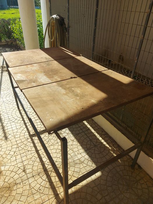 Bancada em ferro boa para uma oficina tampo amovível