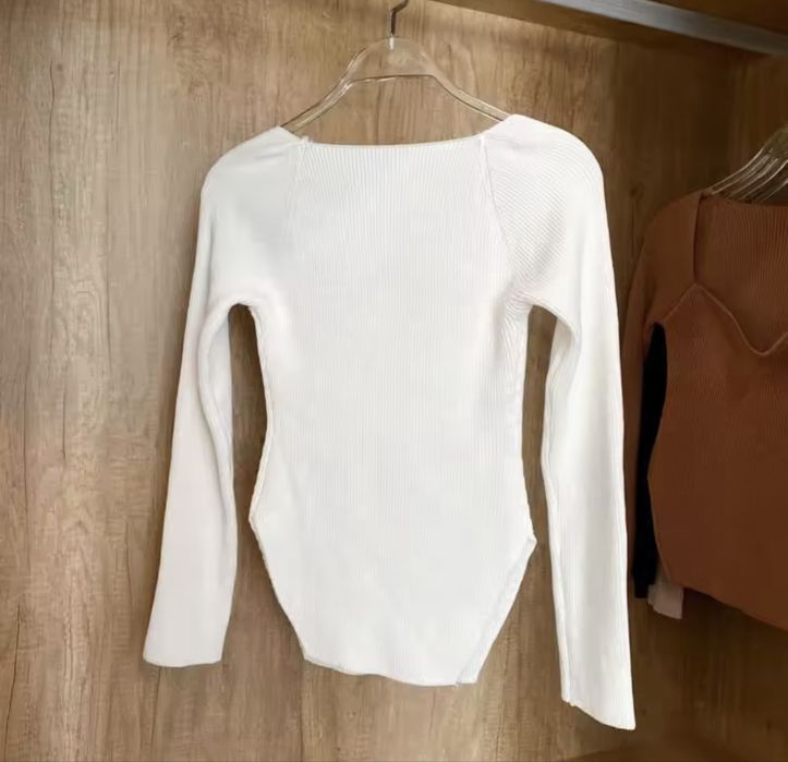 Жіночий в'язаний пуловер з квадратним вирізом і довгими рукавами