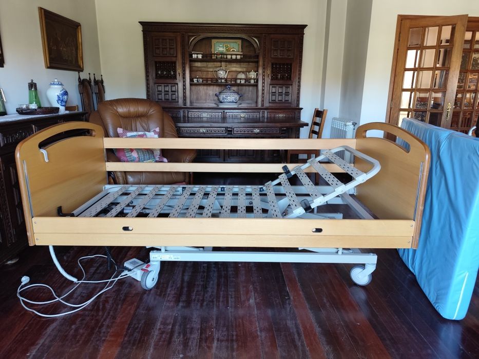 Cama articulada eléctrica de altura variável com Grades e Cabeceiras em MDF