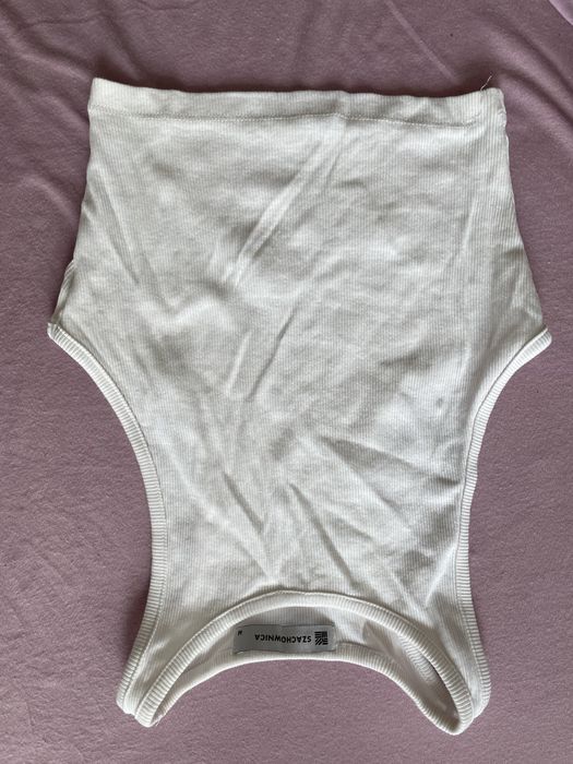 Biały crop top na ramiączkach