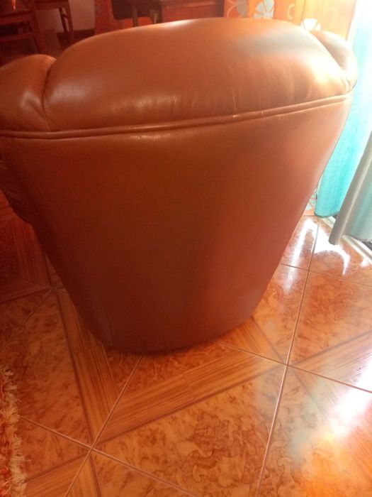 Sofás em pele genuína, perfis em madeira de mogno em excelente estado