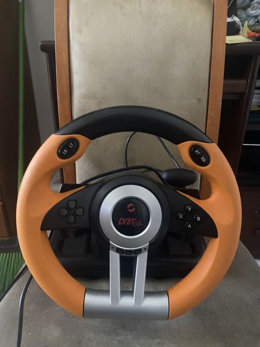 Volante gamer em bom estado.