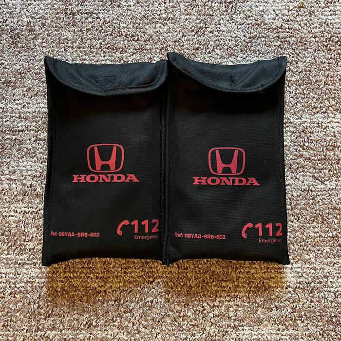 Продам крюк буксировочный BMW,VAG,аптечки, аварийные знаки ..