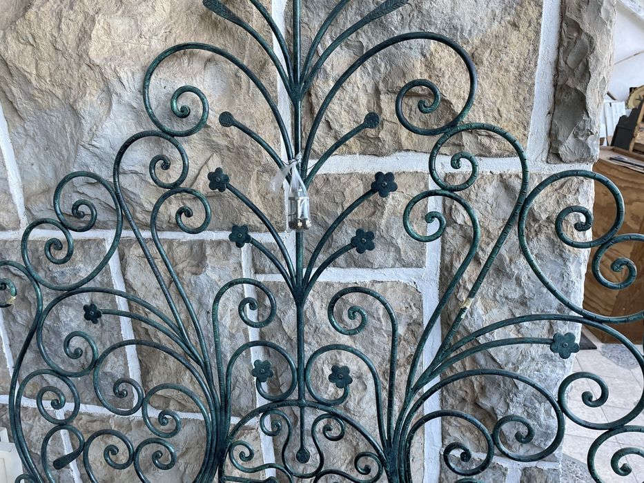 Conjunto Cama ferro forjado e mesinhas cabeceira