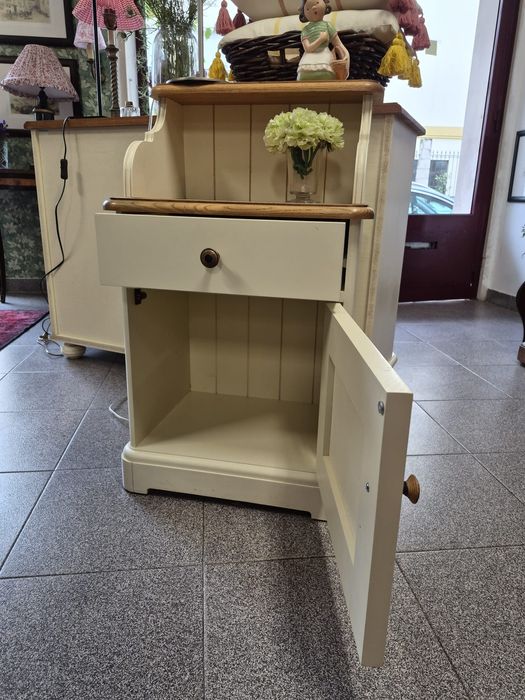 Mesa de cabeceira lacada.