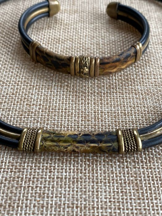 Colar gargantilha e pulseira, antigo.
