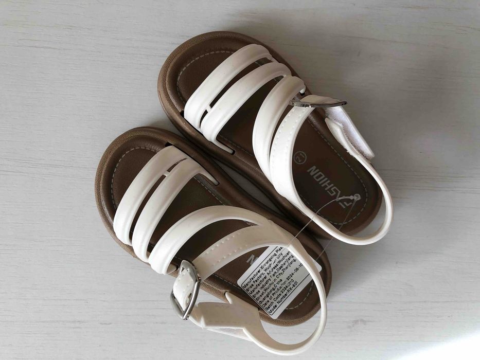 Босоніжки на дівчаток 21 р, маю 2 пари взуття.