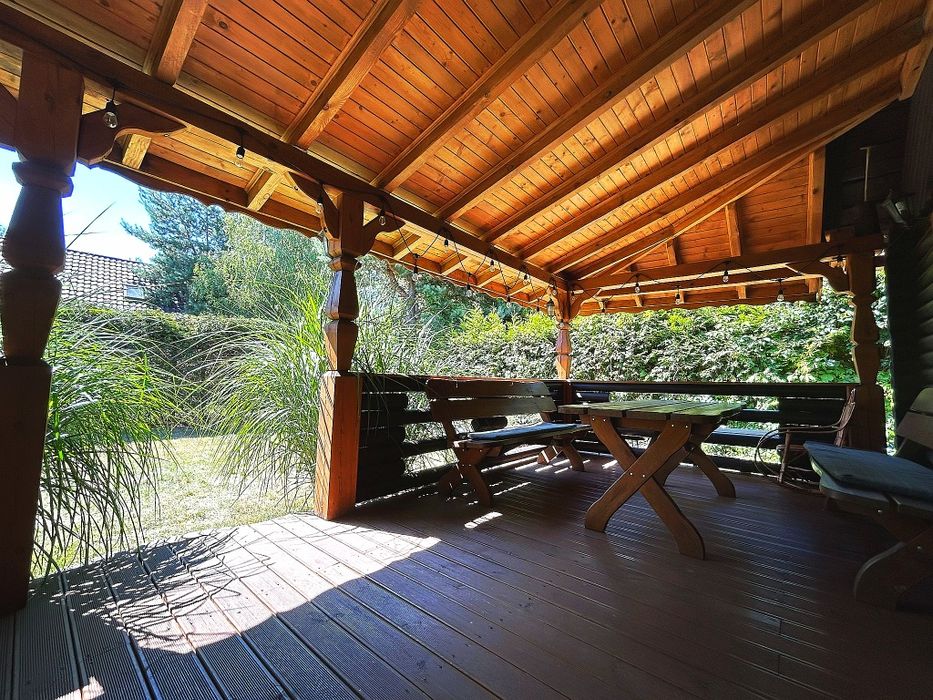 Domek nad Jeziorem Piaseczno Chata Soła, kominek taras