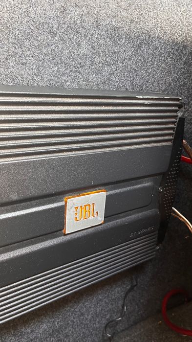 SUBWOOFER JBL 1000W + Amplificador JBL + SOM BLUETOOTH + cablagem