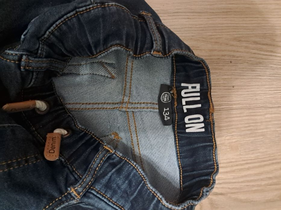 Spodnie jeans chłopięce 134