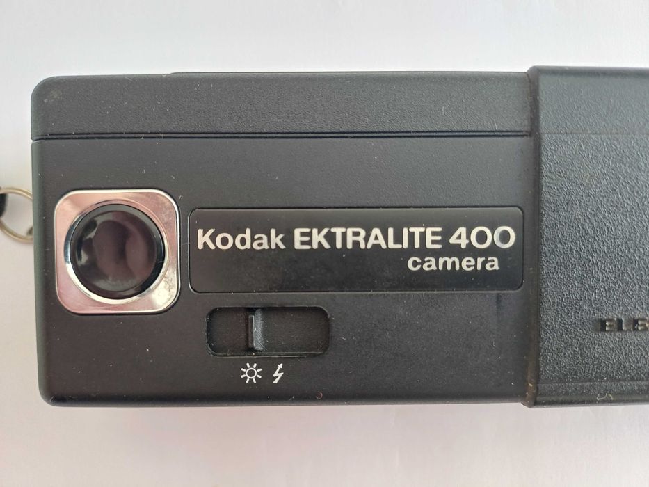 Máquina fotográfica analógica Kodak Ektralite 400, com manual de instruções