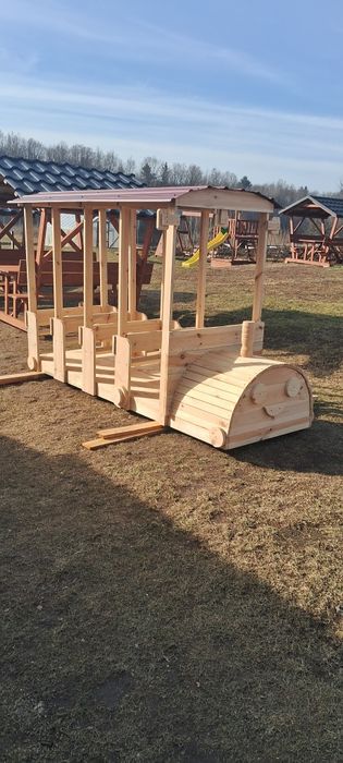Дитячі майданчики та меблі