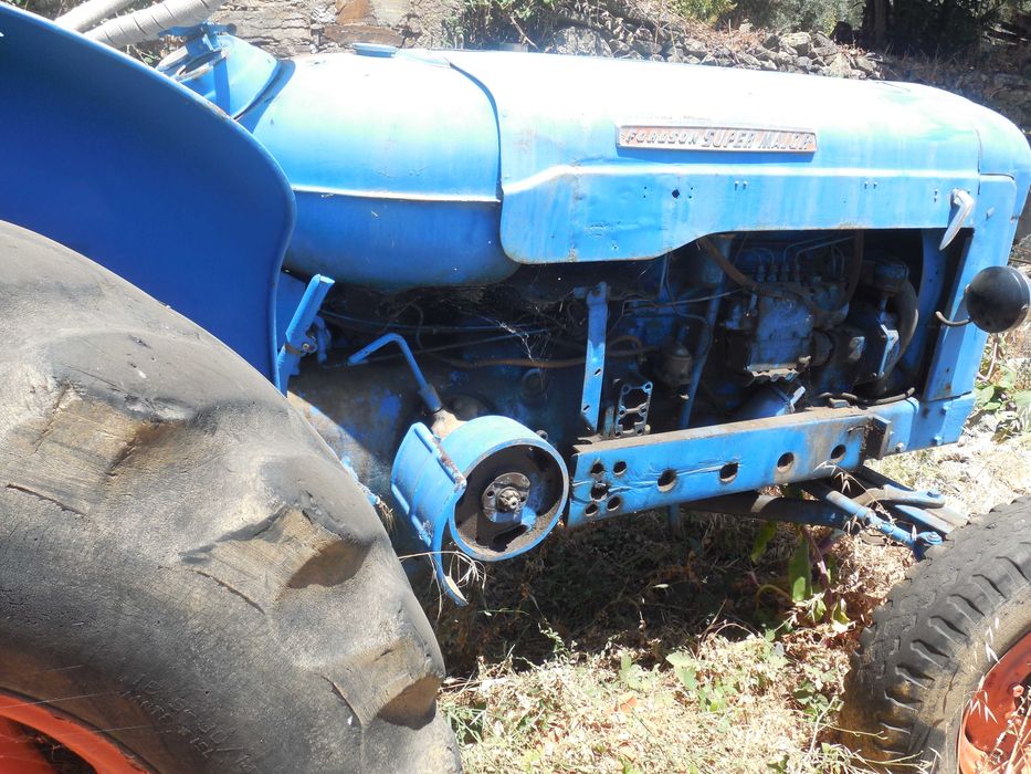 Trator Fordson Super Major com documentos.