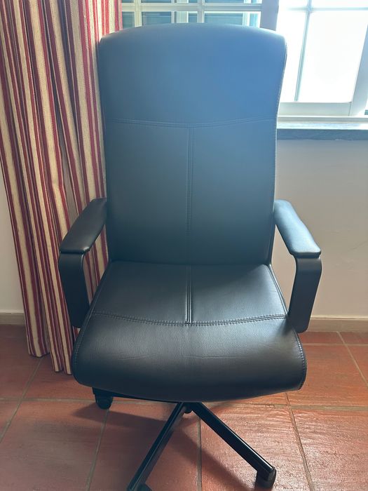 Mesa secretária e cadeira de escritório.