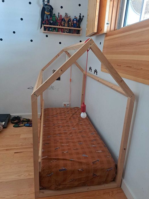 Cama Montessori em madeira (com colchão)