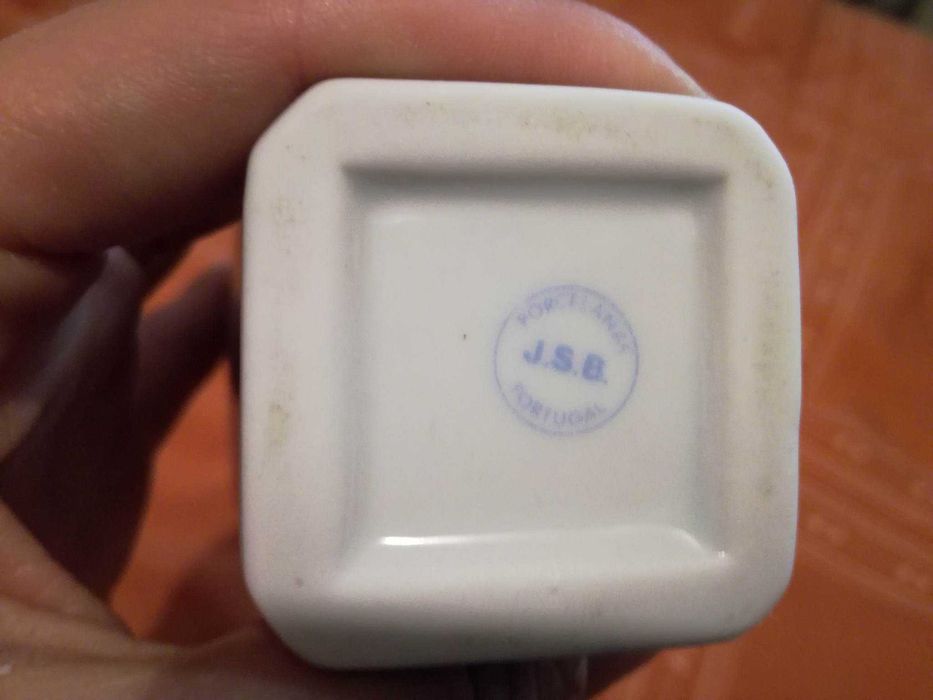 Duas jarras de porcelana