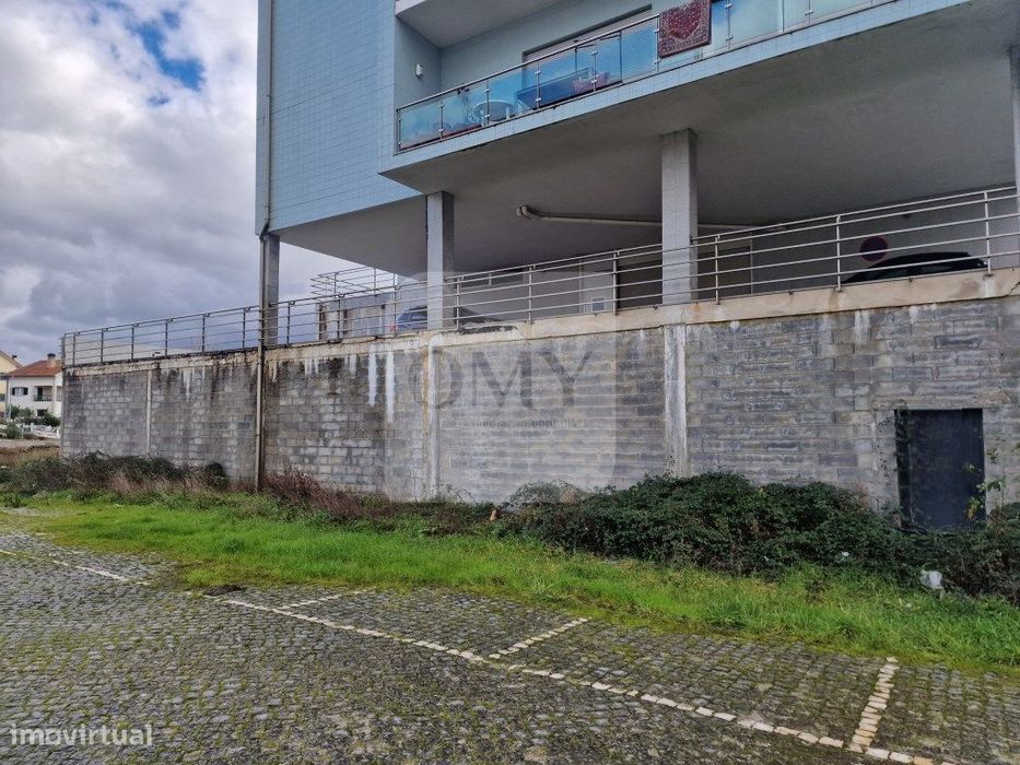 Na Vila de Murça, armazém de 982 m2 em bruto