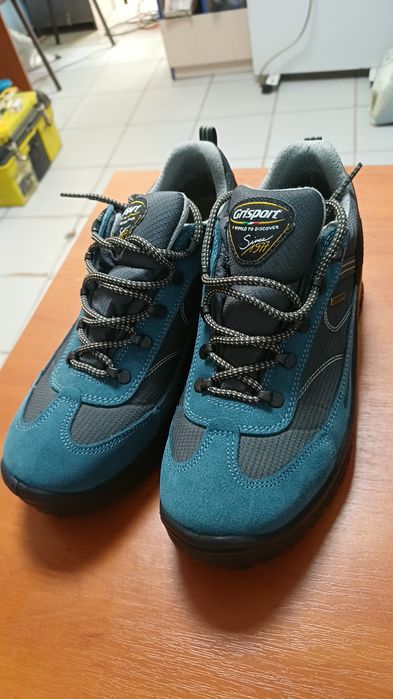 Продам кросовки  40 розмір