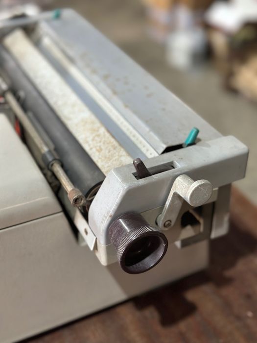 Máquina de Escrever Profissional Olivetti Linea 88