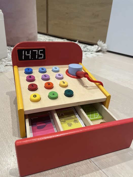 Zabawkowa kuchenka i kasa
