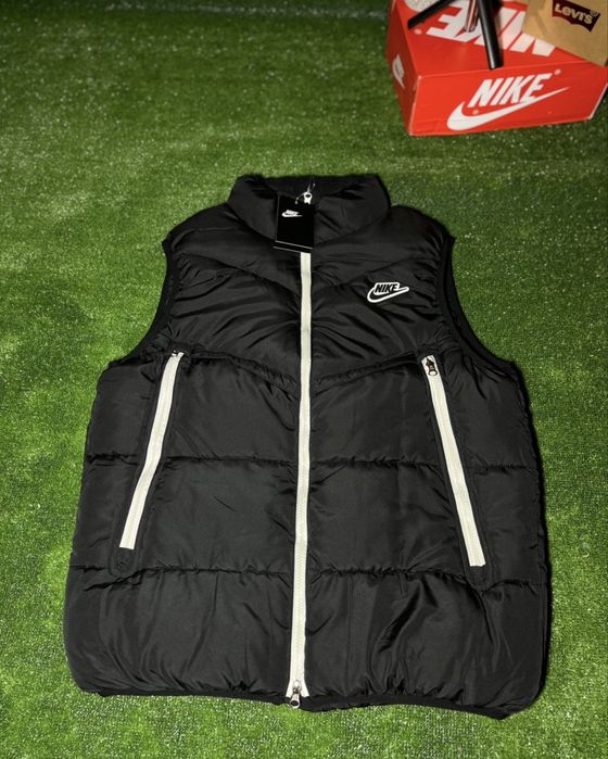 Жилет Nike NSW Shield у чорному кольорі