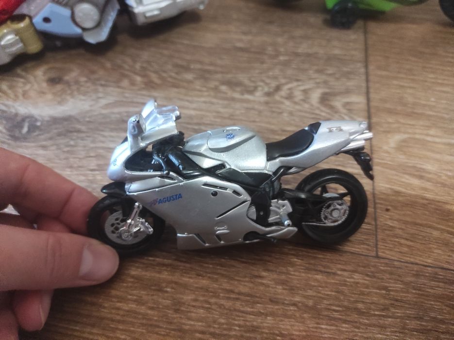 Мотоцикл Bandai могучие ренджеры Helio Cycle 2006 MV Agusta 1:18