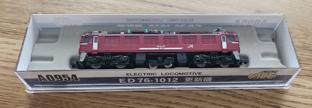 Kolekcjonerski model lokomotywy elektrycznej Microace ED76-1012.