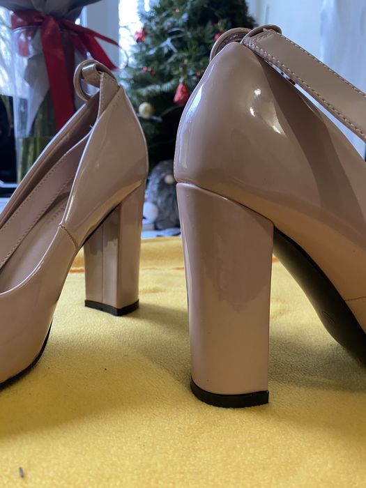 Лаковані туфлі 38 розмір