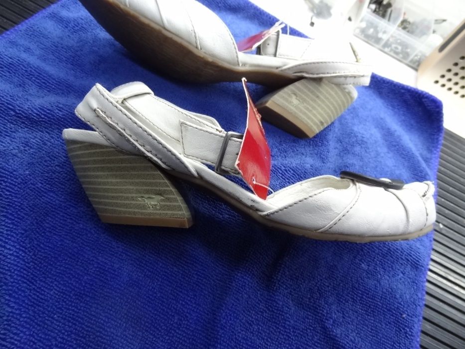 шкіряні босоніжки mustang