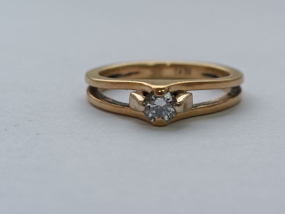 Золоте кільце з діамантом 0.25 к 750 проба