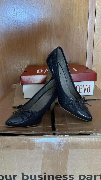 Sapatos azuis de salto alto