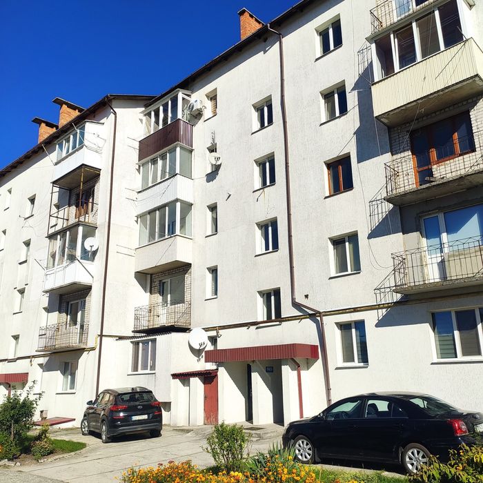 Продається 4-х кімнатна квартира 120м2, центр міста, 3 поверх, середин