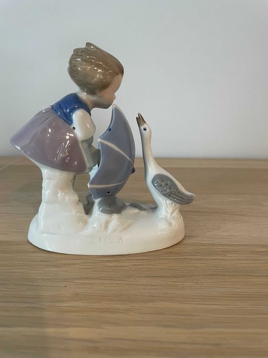 Porcelanowa figurka dziecko z kaczką - sygnowana