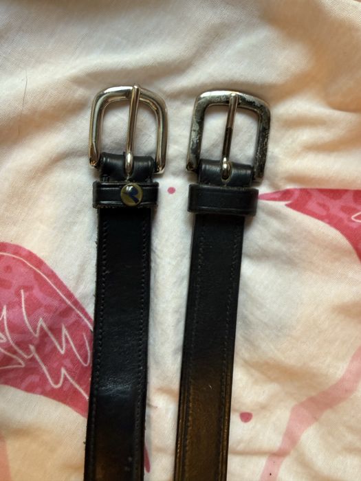 dwa skorzane paski horze