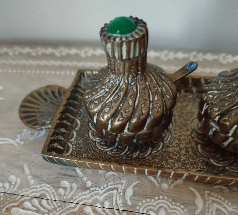 Antigo e invulgar Conjunto de Saleiro e Pimenteiro