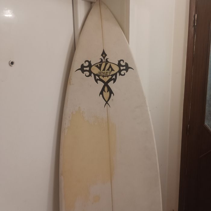Prancha de surf muito antiga reparada para desocupar