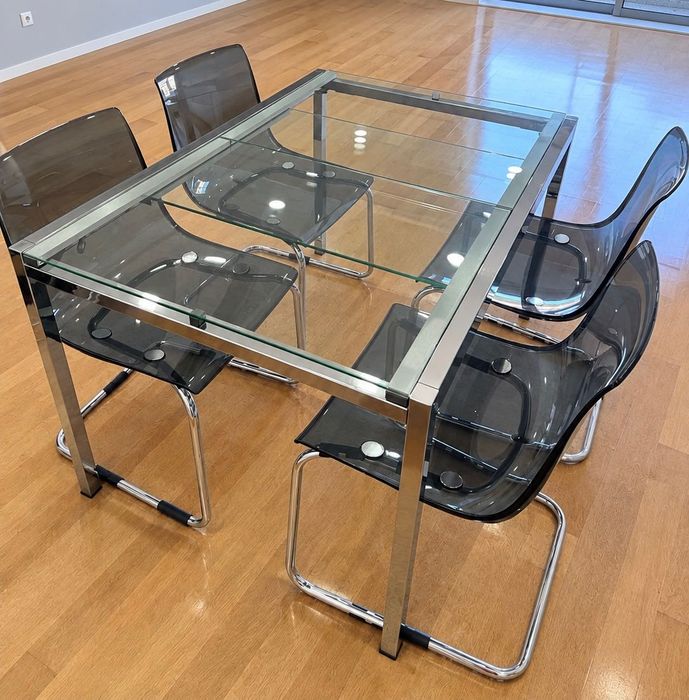 Mesa extensível e 4 cadeiras - Conjunto jantar
