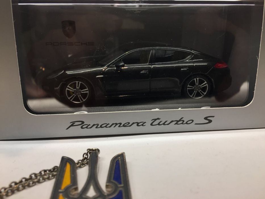 Модель авто Porsche panamera 1:43 Minichaps