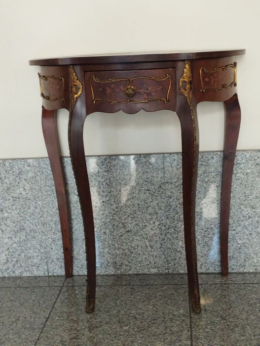 Mesa meia lua penso ser em pau santo